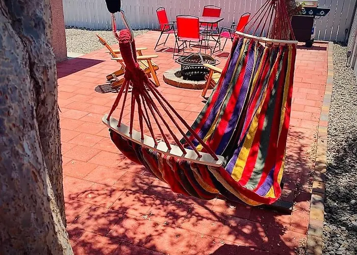 Your Downtown Cozy With Backyard Unit C